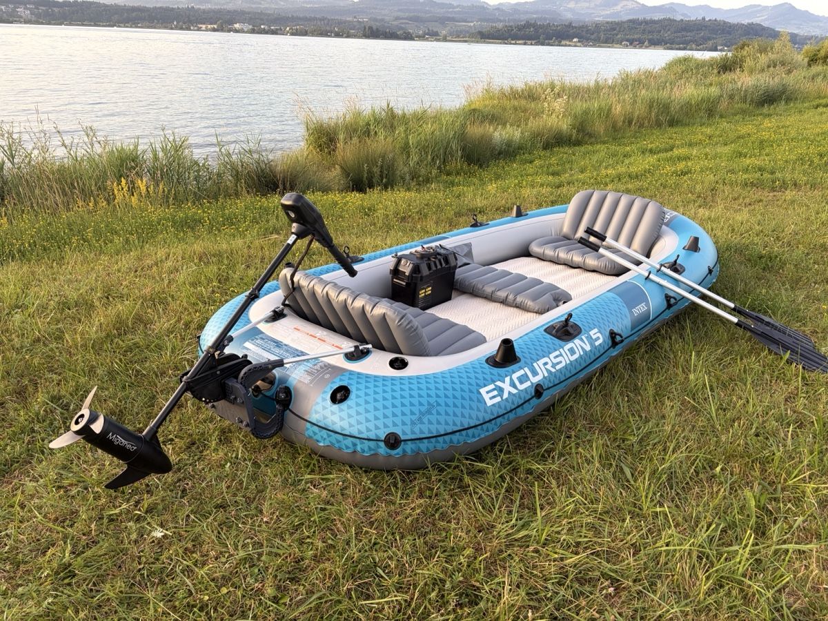 Boote: Intex Excursion 5 Schlauchboot mit E-Motor und Paddel – Neu (gemäss Beschreibung) aus Galgenen von Miachelle