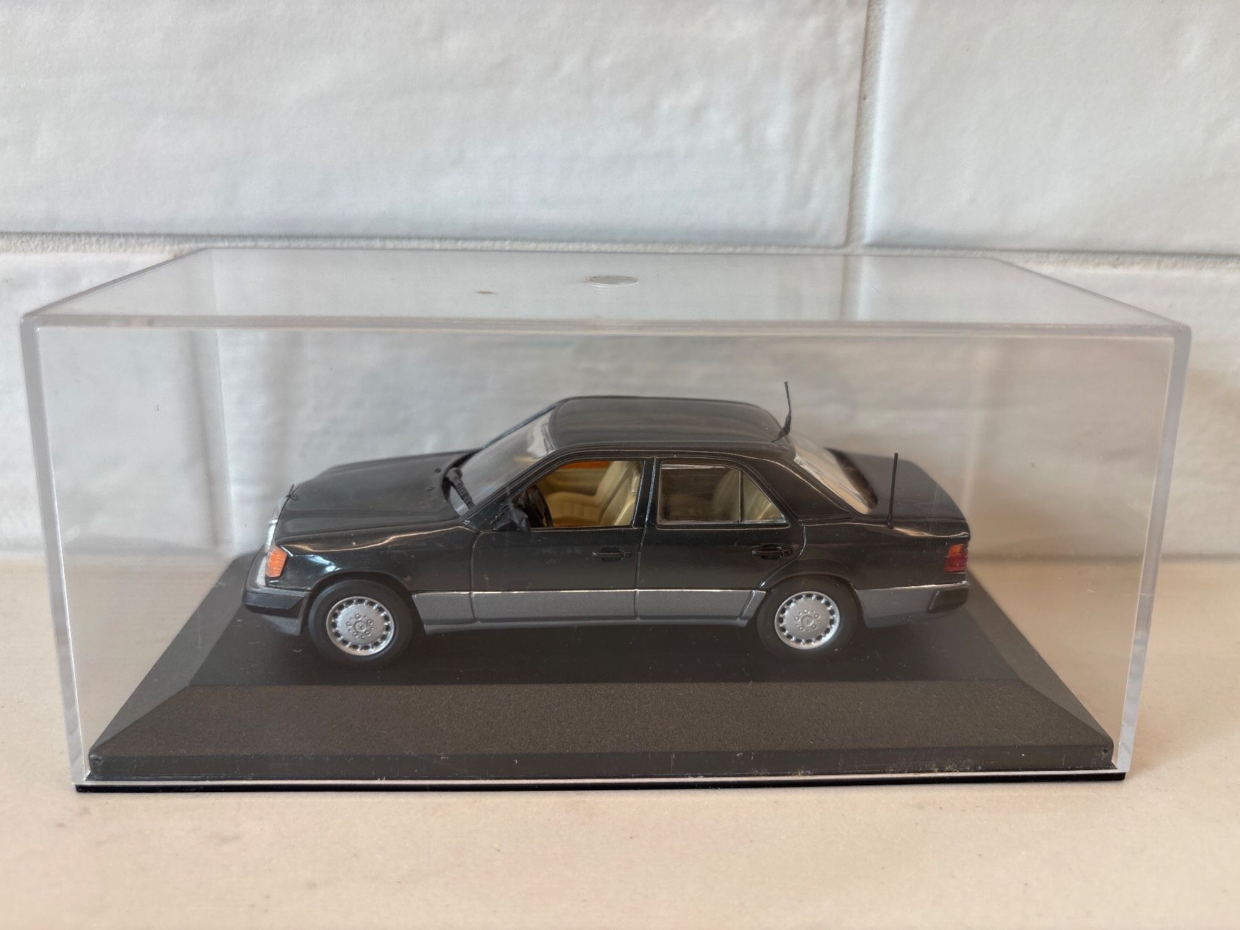 Minichamps Modellautos: Minichamps Mercedes 300 E 1/43 – Gebraucht aus Gollion von Hampton