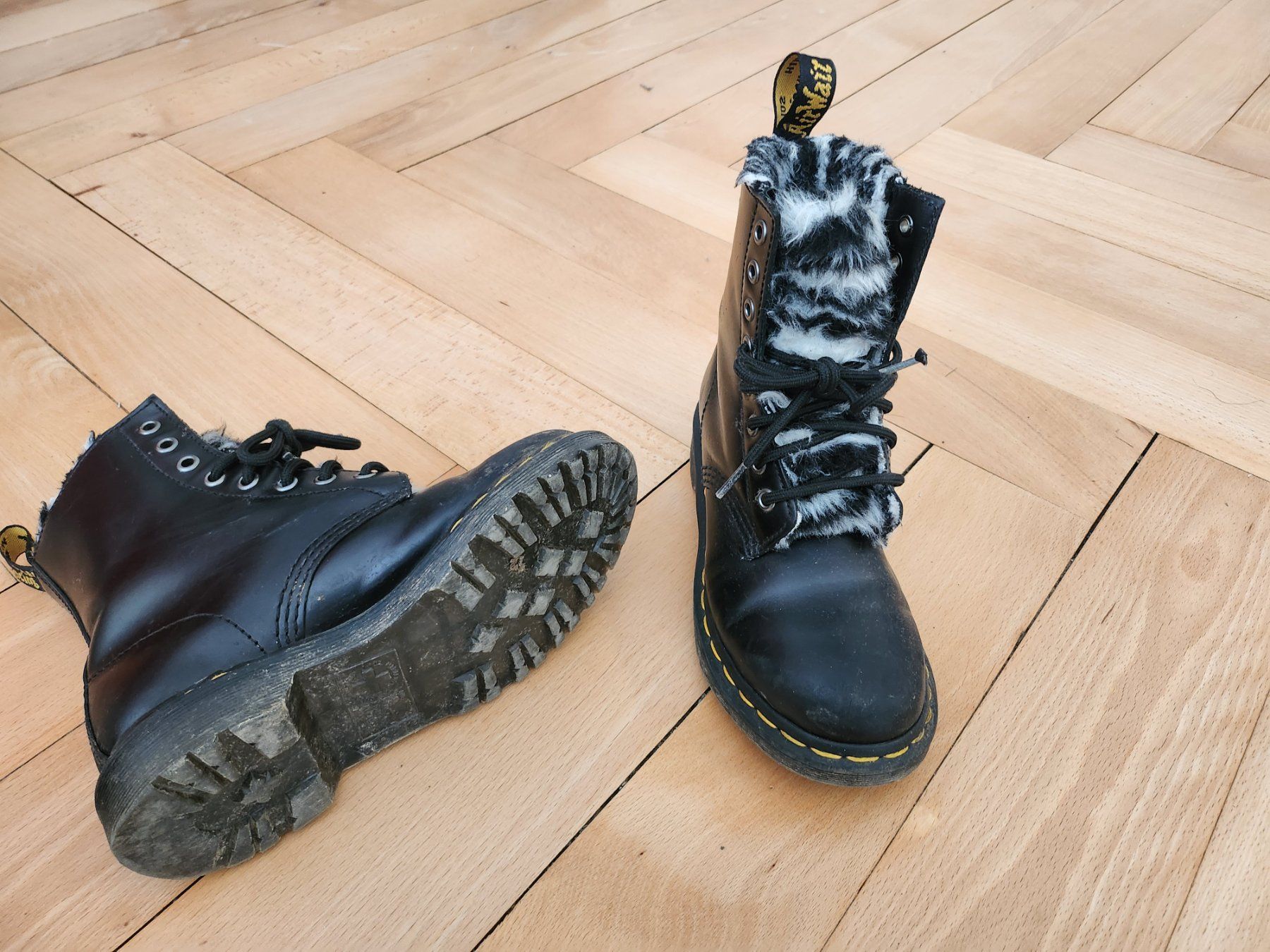 Dr. Martens Scarpe per ragazze: Dr. Martens Boots schwarz mit Fellfutter Gr. 36, gebraucht – Usato da Zürich venduto da rak_t2vf 3