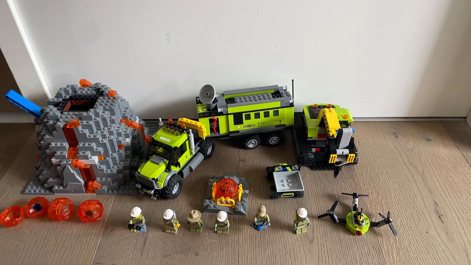 Lego Baukästen: Lego 60124 La base d'exploration du volcan – Gebraucht aus Satigny von gislerl