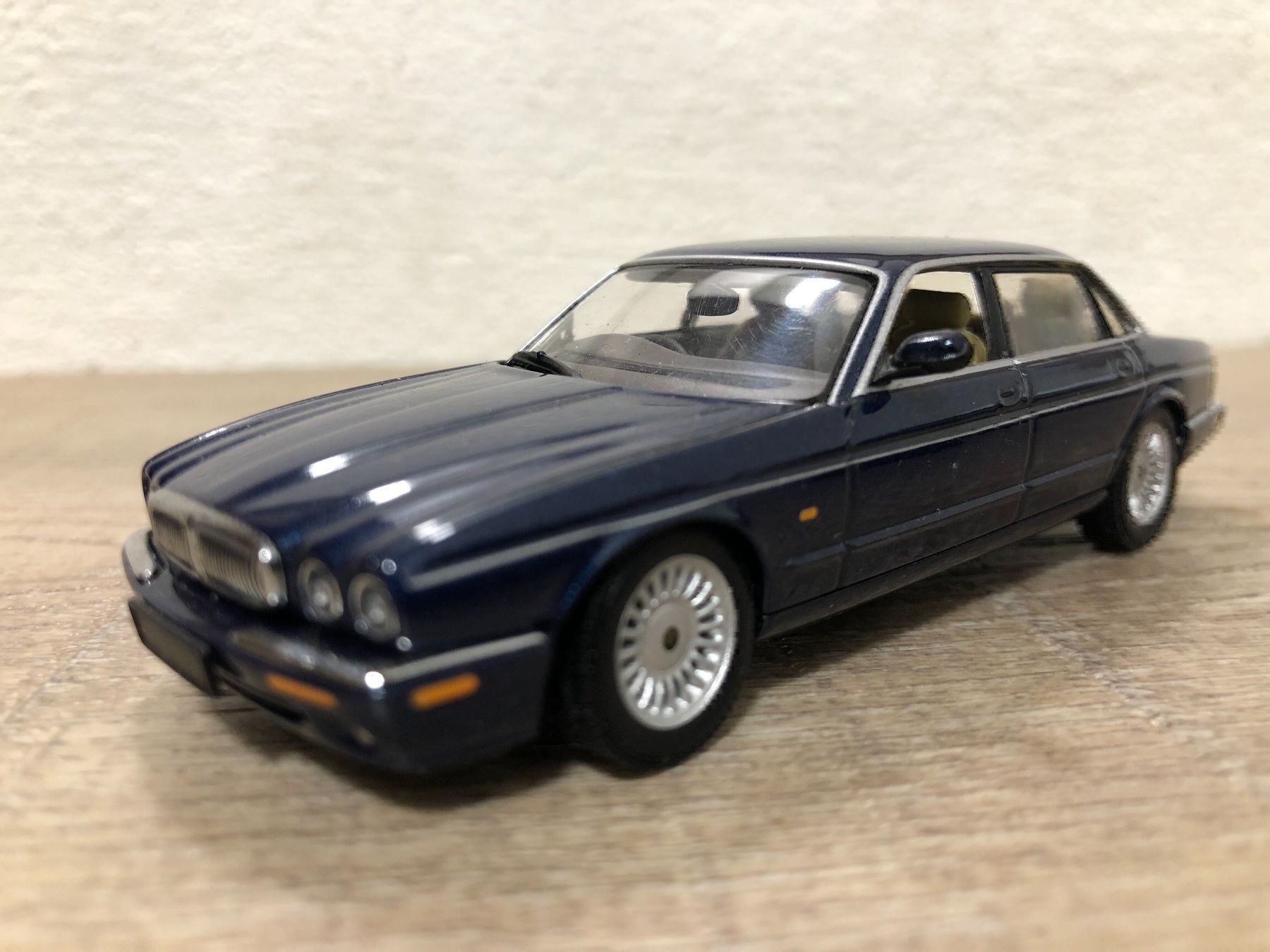 Autoart Modellautos: Jaguar xj v8 – Gebraucht aus Reinach AG von rares75