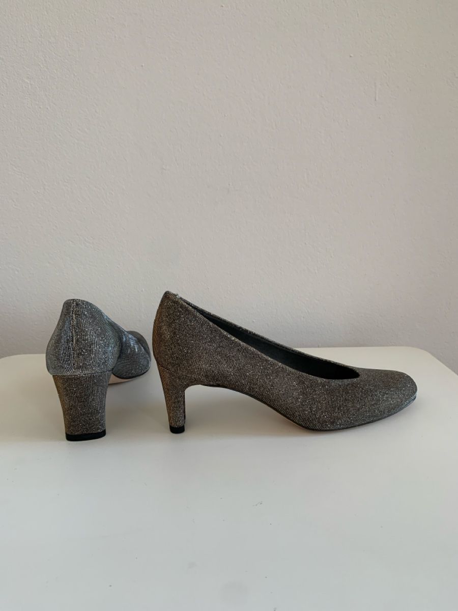 Stuart Weitzman Scarpe da donna: Stuart Weitzman: Chicer Pumps, Lurex, Glitzer, silbergrau 37 – Nuovo (secondo la descrizione) da Luzern venduto da designluzern 2