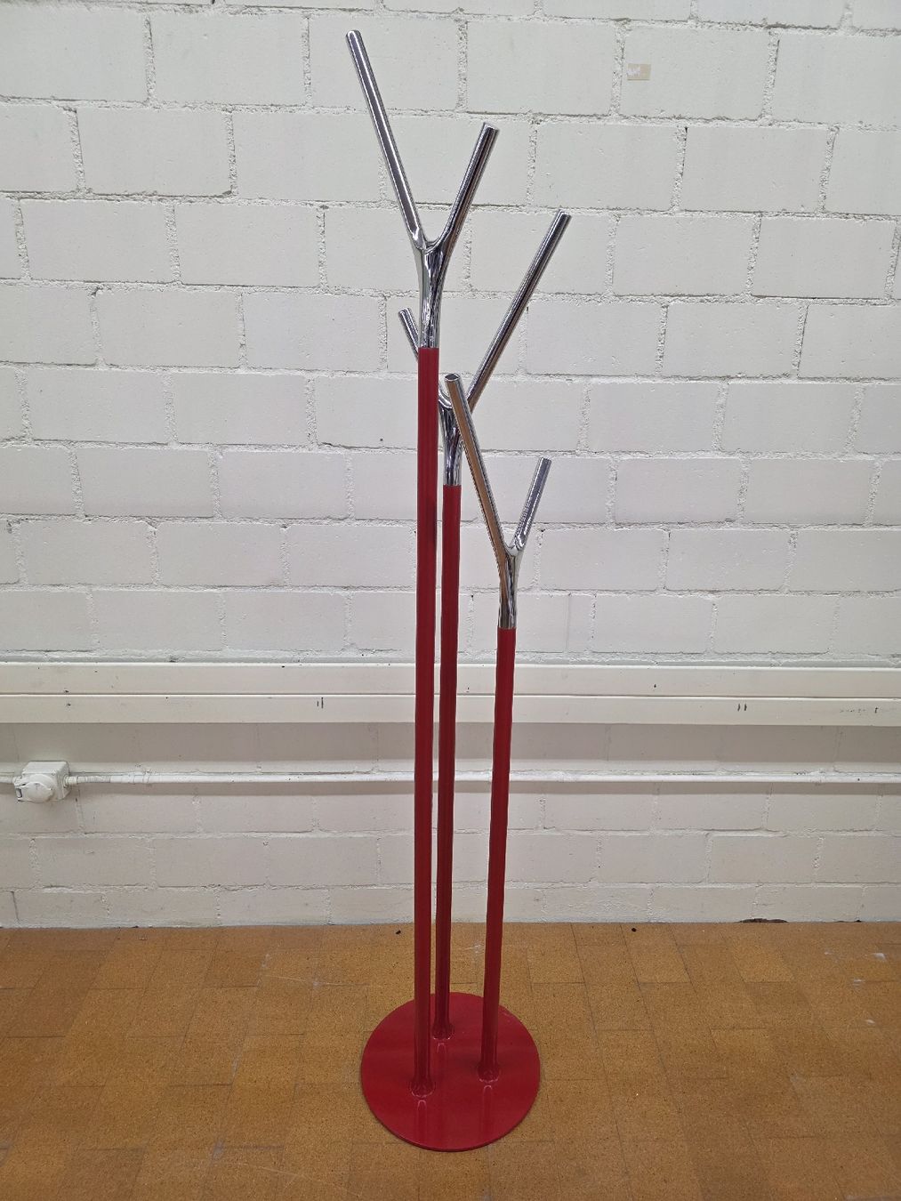 Guardaroba: Frost - Wishbone Designer Kleiderständer – Usato da Lichtensteig venduto da Usedinstorecom