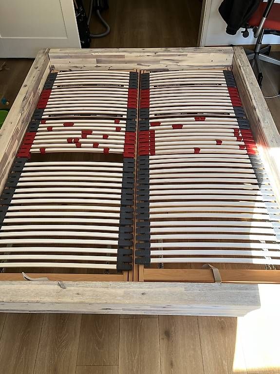 Betten: Lit double 160×200 avec cadre bois + 2 sommiers à lattes – Gebraucht aus Lausanne von melv.09 1