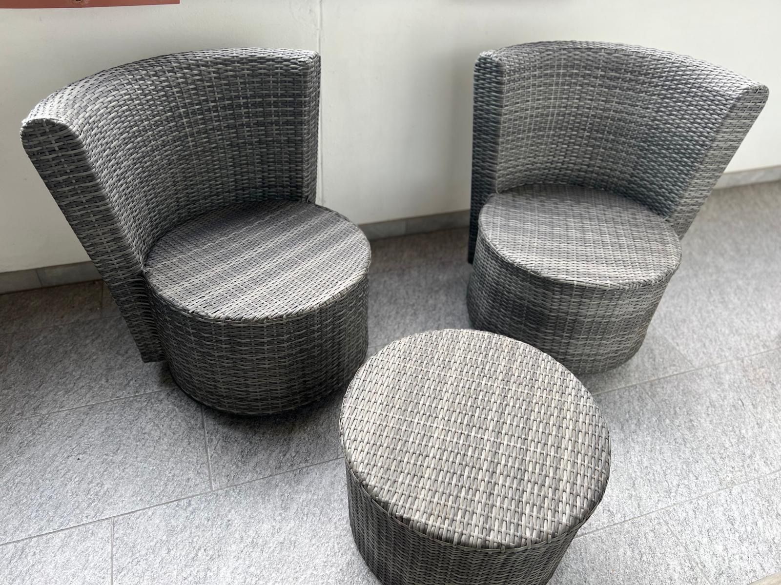 Fauteuils: 2x fauteuils de jardin pivotants + table d'appoint – D'occasion à St-George par alaixee