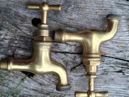 2 Stk. antike Wasserhahnen Messing, sehr schön