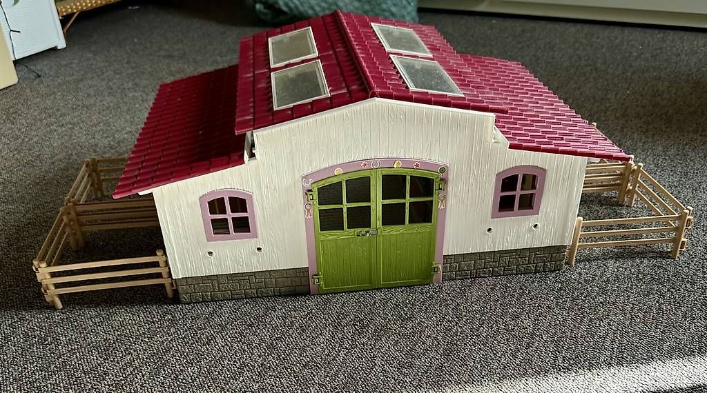 Schleich Giocattoli: Schleich Pferdestall pink – Usato da Rüegsauschachen venduto da van_dmm2