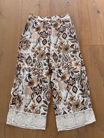 Zara fliessende Sommerhose 7/8 m. Häkelspitzen-Säumen Gr.S 