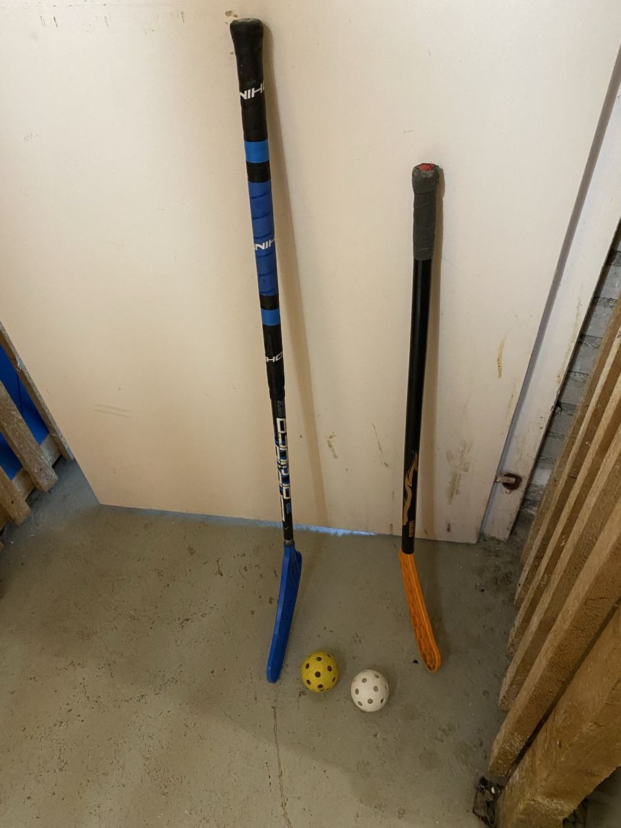 Unihockey: 2 Unihockeyschläger mit 2 Bällen – Usato da Zürich venduto da Ethno1