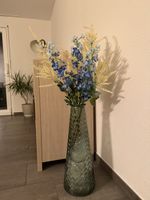 Dekorative Glasvase 55 cm mit Kunstblumen – wie neu