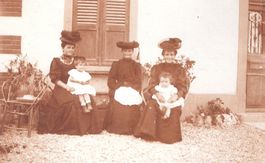 uralte Aufnahme/Mütterheim/3 Sonntagstrachtenfrauen mit Kind