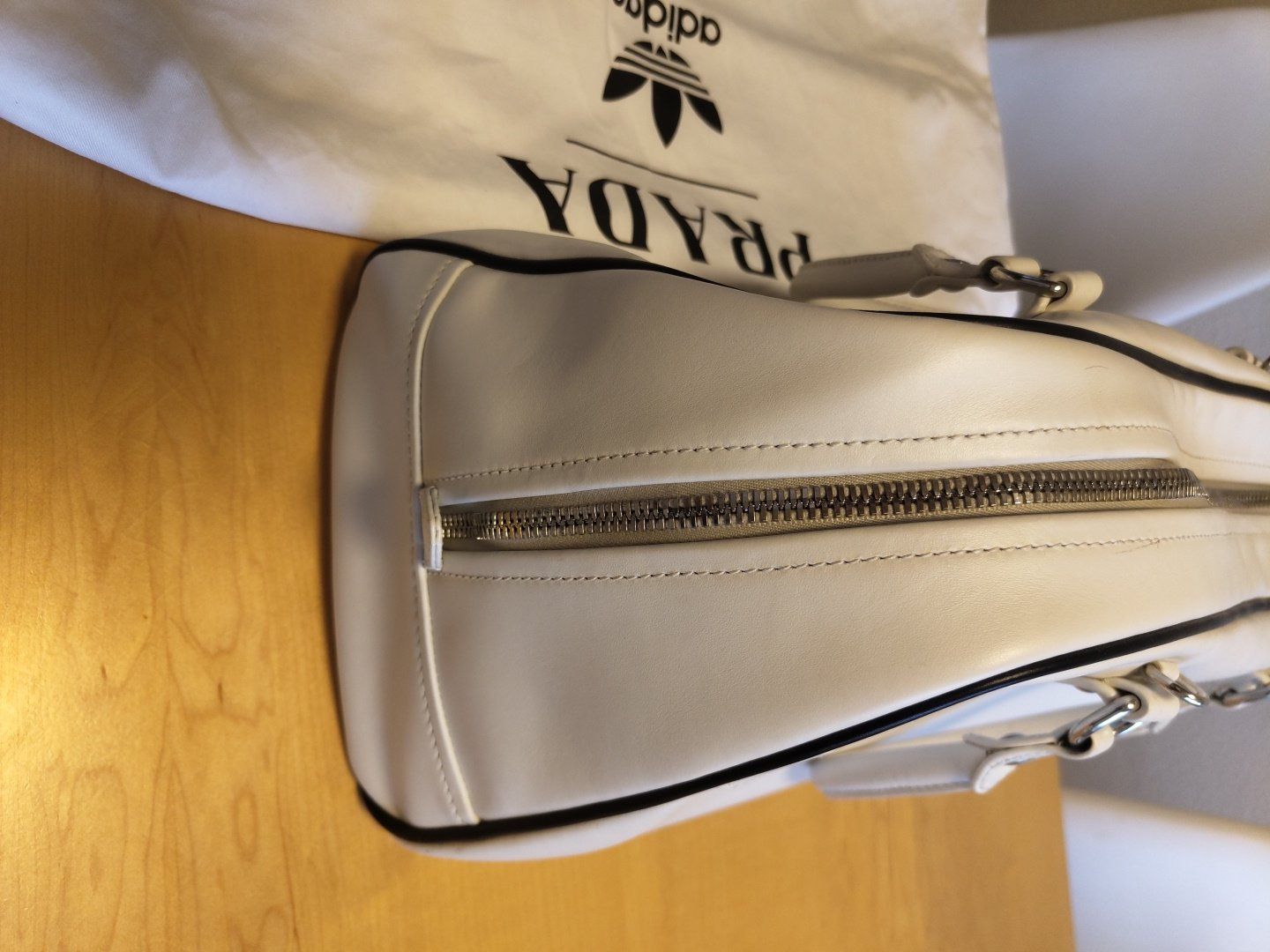 Prada Borse: Prada x Adidas Bowling Bag Weiss mit Staubbeutel. – Usato da Männedorf venduto da faz_qw96 2