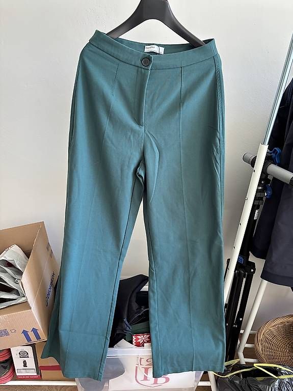 Pantaloni: High waist Hose  – Usato da Alpnachstad venduto da mar_6ckd