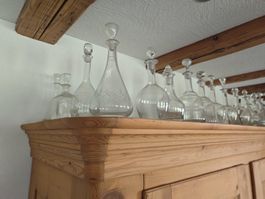 18 Stück Alte Glas Karaffen teils mit Glasstopfen