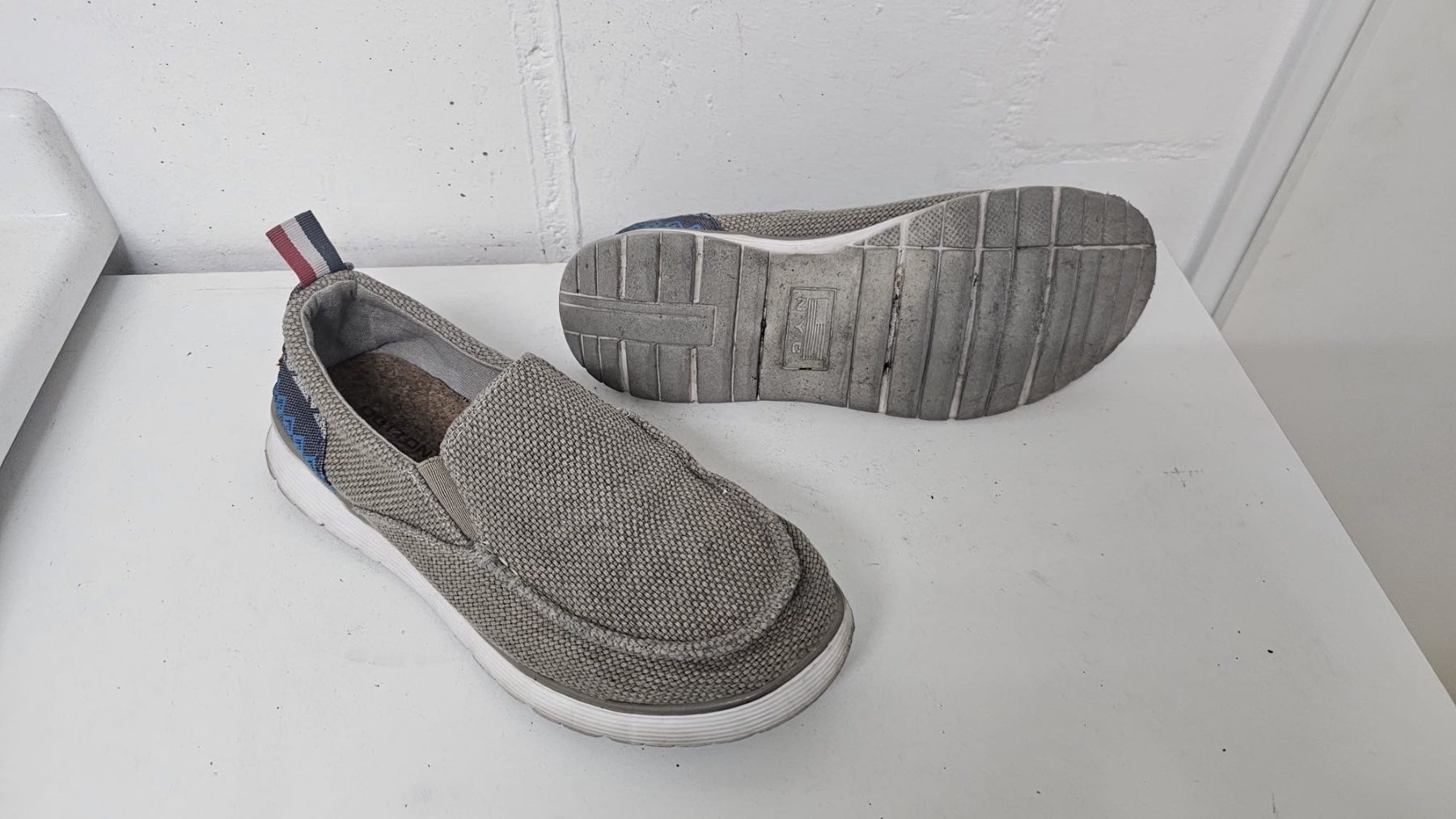Scarpe da uomo: Graue Schlüpfer Grösse 41 – Usato da Basel venduto da zukk_ 4