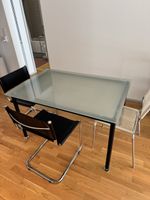 Schreibtisch mit Milchglasplatte