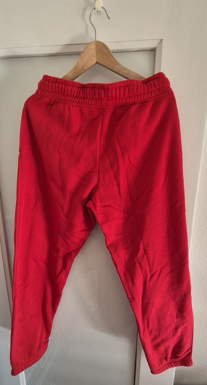 Pantalons: Jogginghose Chicoree rot Grösse S guter Zustand – D'occasion à Basel par Deine-Ecke 1