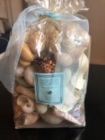Potpourri aus getrockneten Pflanzen, Ylang-Ylang, Muscheln