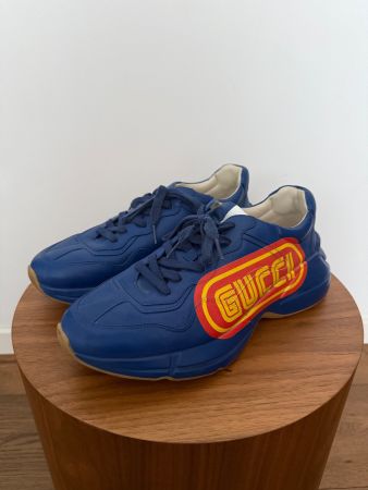 Blaue Gucci-Sneaker mit ikonischem SEGA-Schriftzug