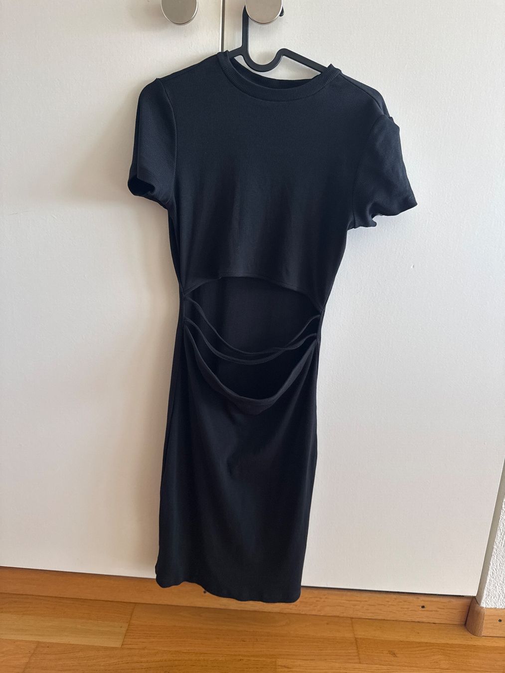 Kleider: Kleid mit offenem Bauch Only Gr. m – Gebraucht aus Pfäffikon SZ von Melanie335