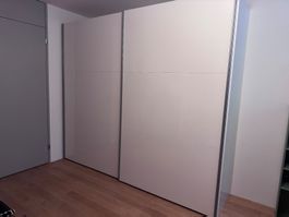 Schiebetuerenschrank mit weisser Hochglanzfront