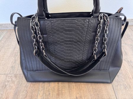 Elegante schwarze Handtasche mit Schulterriemen