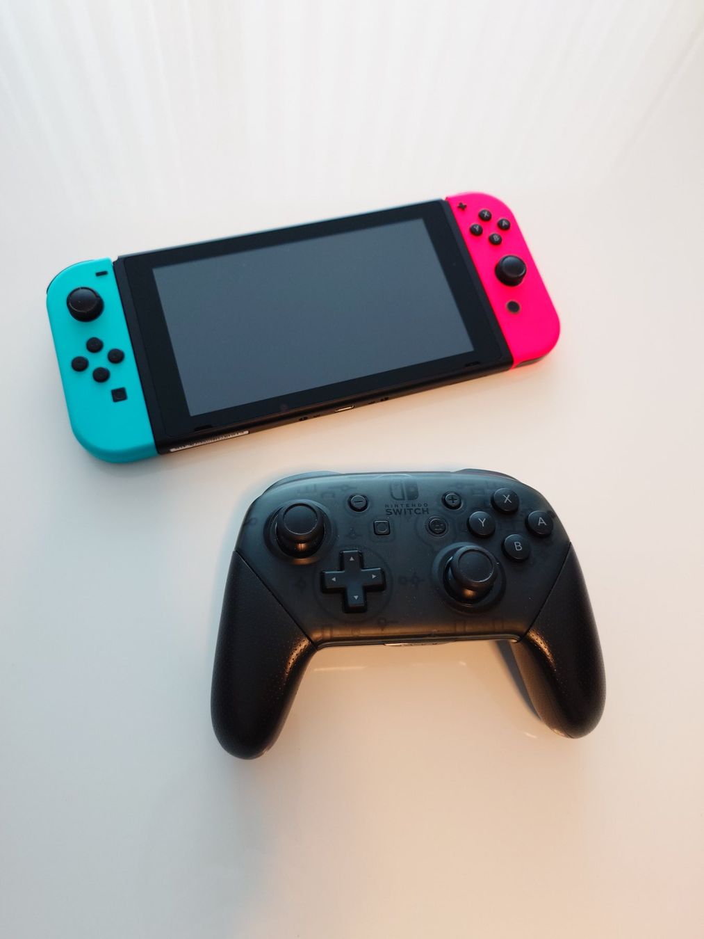 Nintendo Konsolen: Nintendo Switch 1 (v2) avec controller pro – Gebraucht aus Versoix von Kurisusama