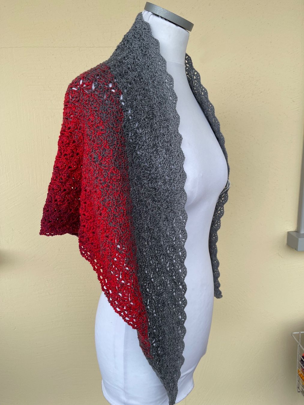 Foulard & Sciarpe: Dreieckstuch, rot/grau – Nuovo (secondo la descrizione) da Urnäsch venduto da pas_5r9c 2