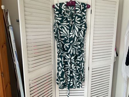 Kleid gemustert dunkelgrün/weiss Grösse M. Nie getragen