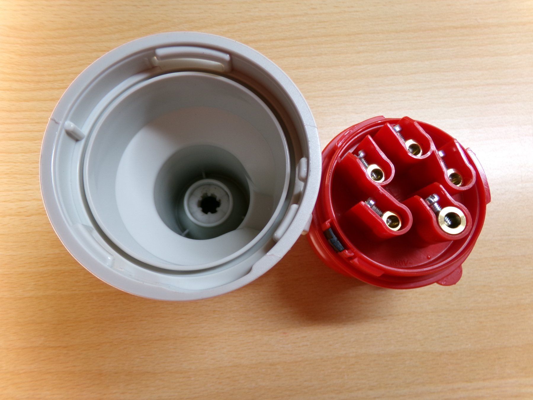 Spine: Stecker CEE16 – Usato da Hombrechtikon venduto da Maloev17 4