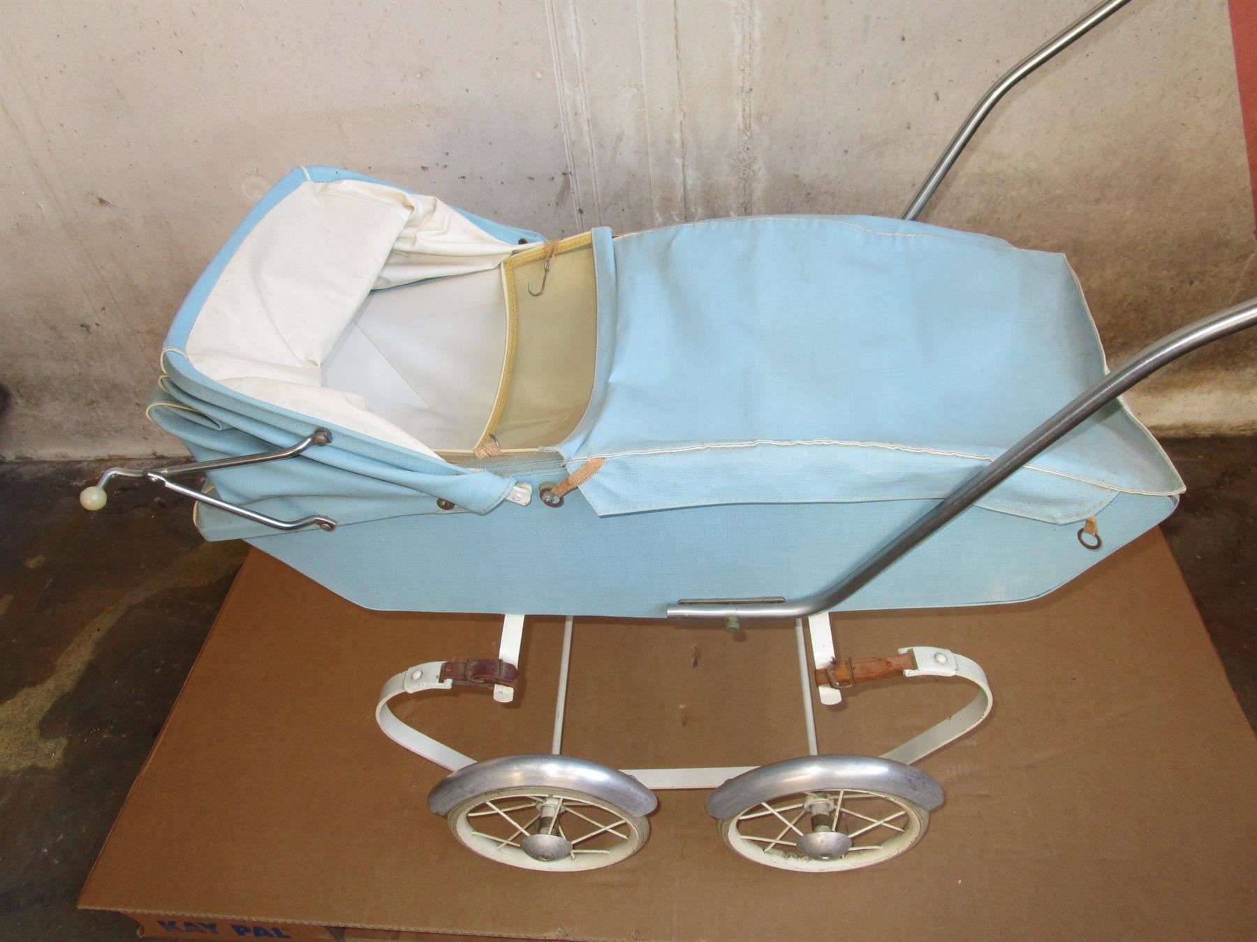 Carrozzine per bambole: Puppenwagen 70er Jahre hellblau – Usato da Eschenbach SG venduto da brocarte 6