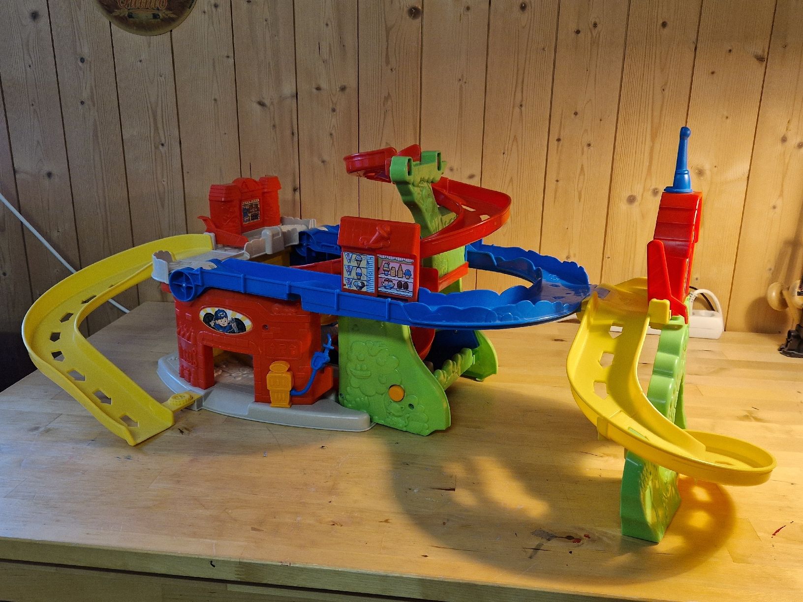 Fisher-Price Giocattoli: Steh- und Sitz-Hochhausbahn mit 2 Autos – Usato da Reigoldswil venduto da Marco_302 3