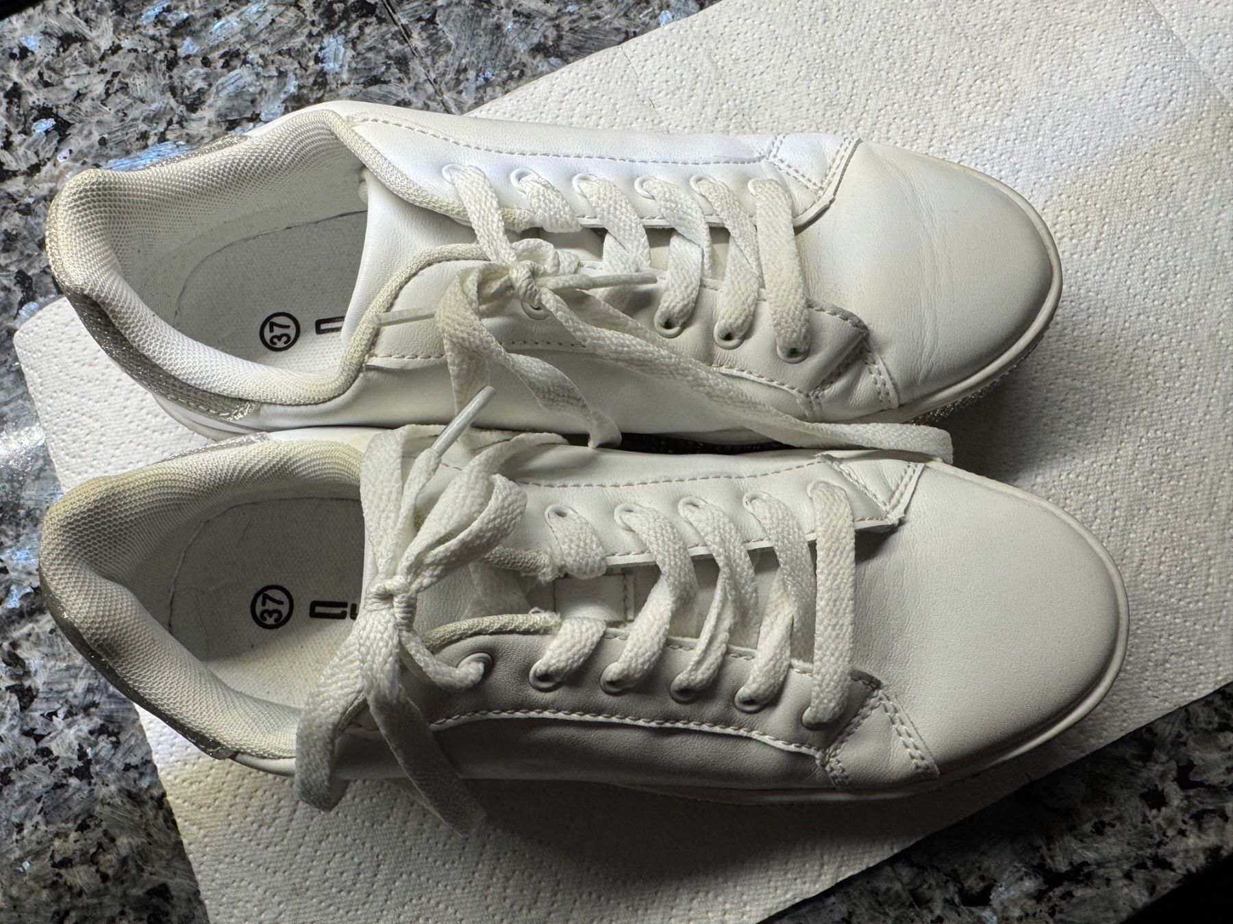 Scarpe da donna: Sneaker CLO Grösse 37 neuwertig – Usato da Bronschhofen venduto da pgds