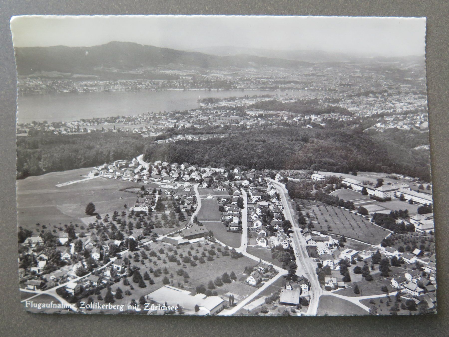 Cartoline postali: ZOLLIKERBERG MIT ZÜRICHSEE – Usato da Wittenbach venduto da lipasal