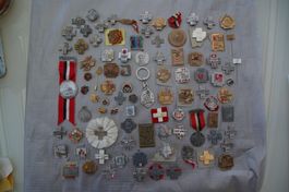 1 Posten Medalien, Anstecknadeln, Kreuzli, Pins etc.