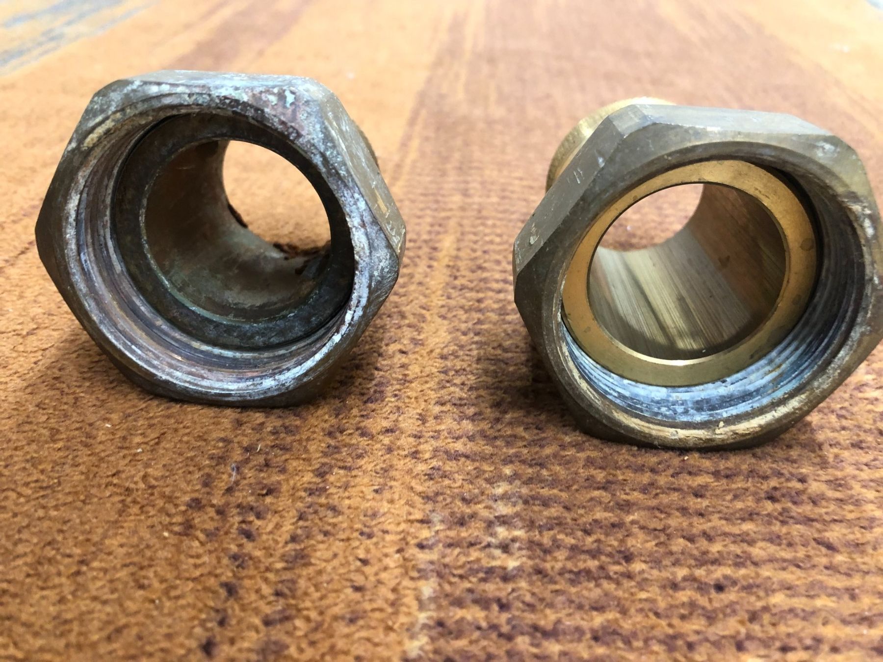 Rubinetteria: 2 Verschraubungen Rotguss 1 1/4" flachdichtend – Usato da Gerolfingen venduto da Urs_88 2