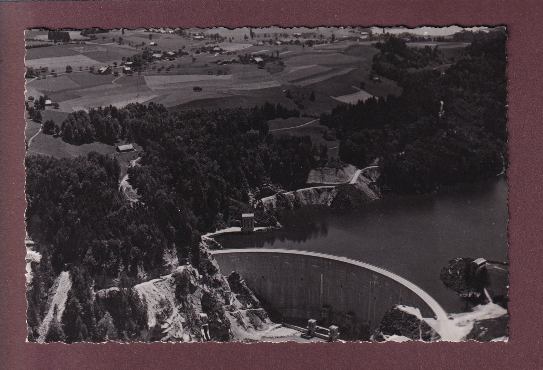 Cartoline postali: Barrage de ROSSENS - Vue aérienne – Usato da Pully venduto da nicecards