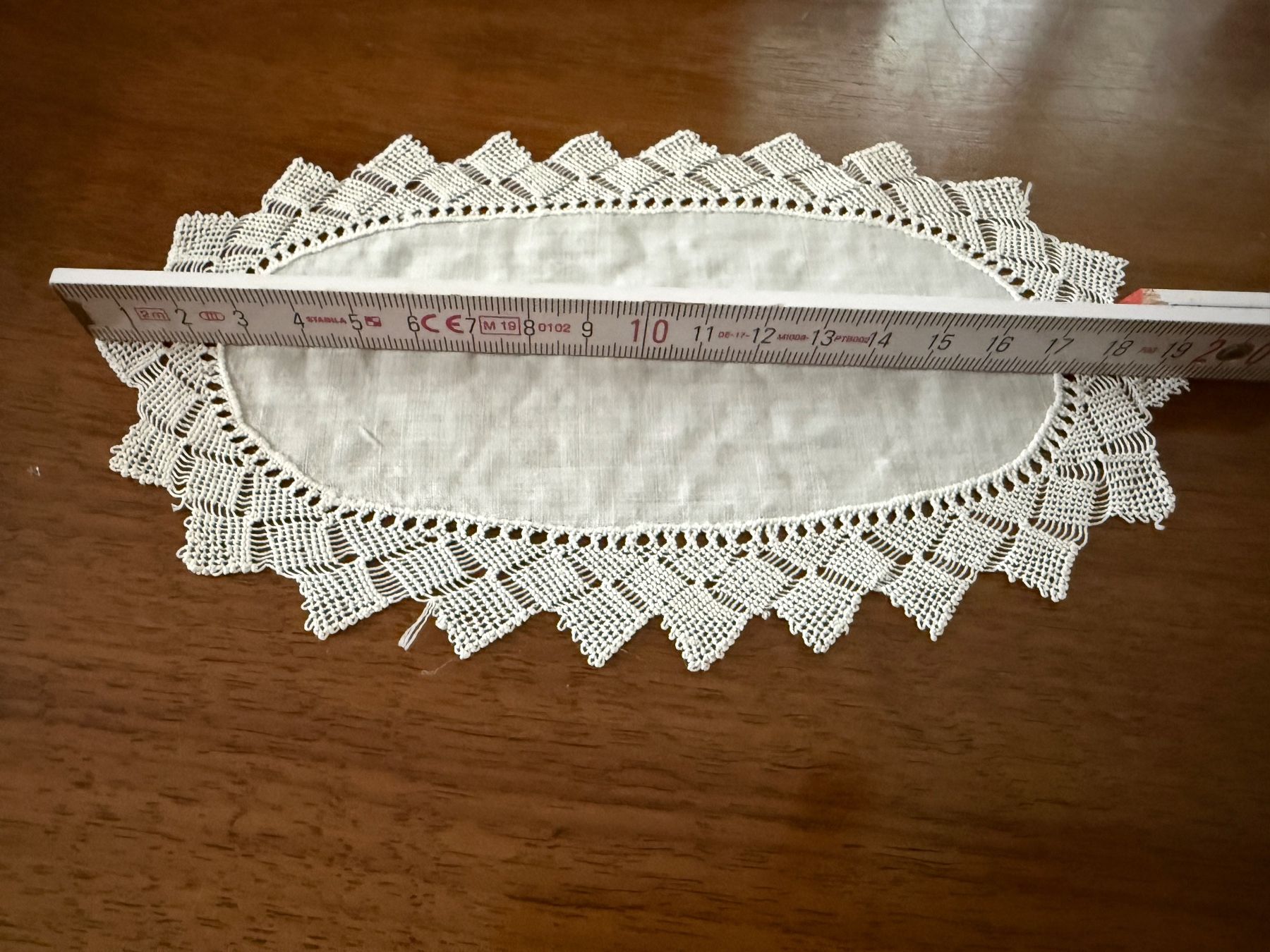 Autre linge de table: 4 Deckchen Set oval mit Spitzenbordüre gebraucht – D'occasion à Erstfeld par Mario_boe0 2