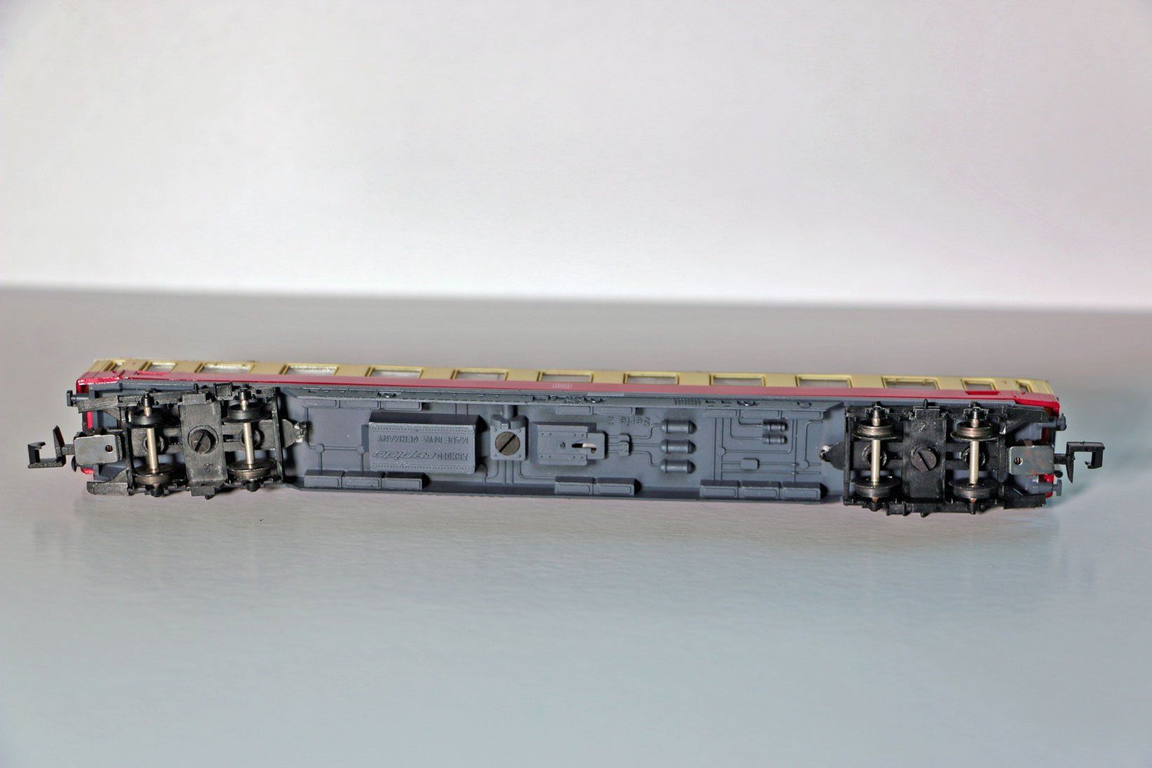 Arnold Modellini di ferrovie: DB Personenabteilwagen 1. Klasse, rot-beige – Usato da Aesch BL venduto da diopter 3