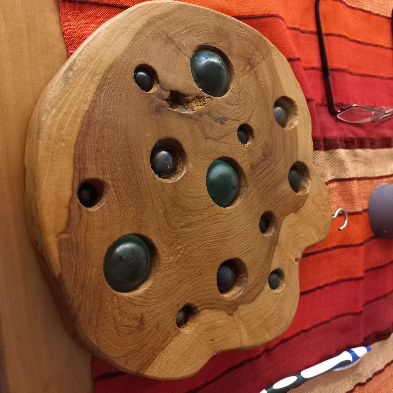 Tutte le decorazioni: Holzbrett mit Kugeln zum aufhängen – Usato da Ebnat-Kappel venduto da Youssou 1