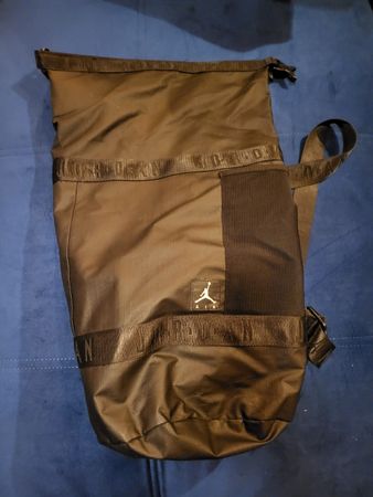 Sac à dos Jordan noir style roll-top pratique et robuste