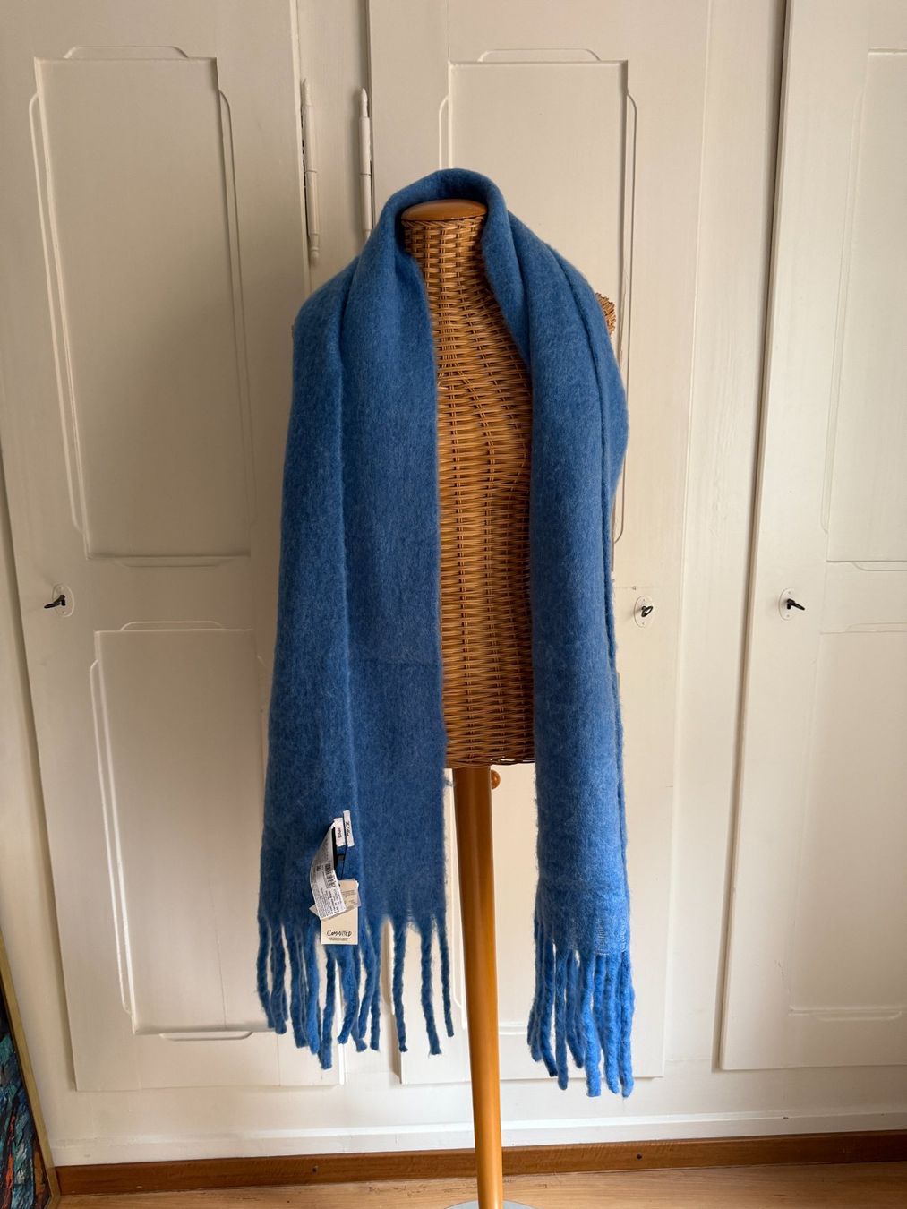 Mango Foulards & écharpes: MANGO - Schal hellblau gross (neu) – Neuf avec emballage d'origine à Zürich par Diazaio