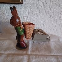Antiker Osterhase mit Kiepe und Karren