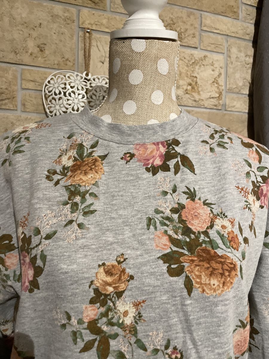 Pullover & Sweatshirts: Clockhouse Sweatshirt Gr.M, Grau, Blumenmuster, Herbstfarben – Gebraucht aus Henggart von Engelsi 2