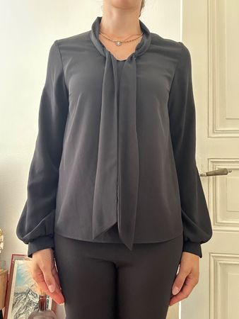 Blouse noire élégante à nouer, taille 36 – Idéale automne!