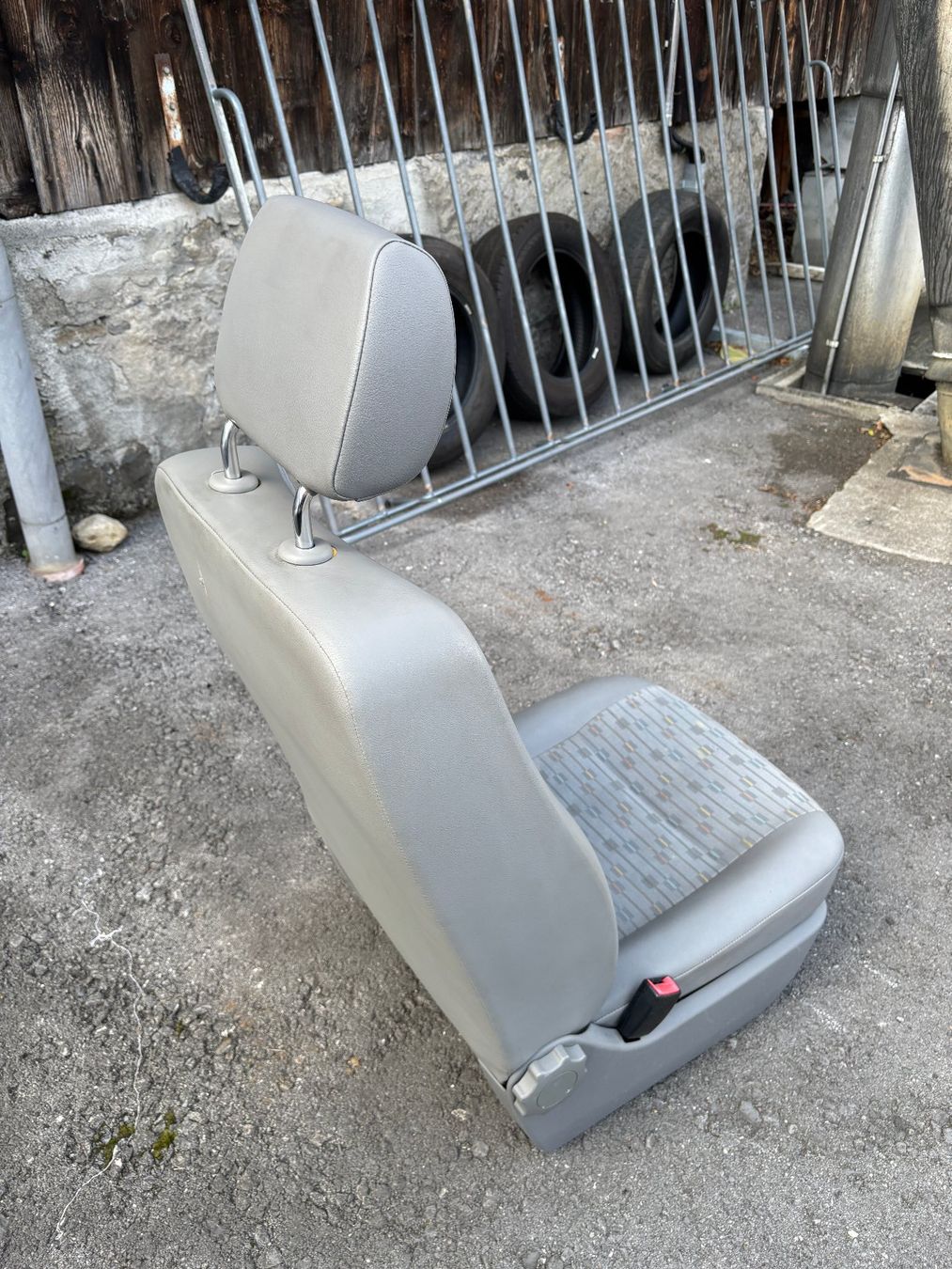 VW Tutti pezzi di ricambio auto: VW T5 Fahrer oder Beifahrersitz – Usato da Gams venduto da mir_n5kk 2