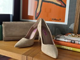 Set aus Pumps und Clutch in Wildleder
