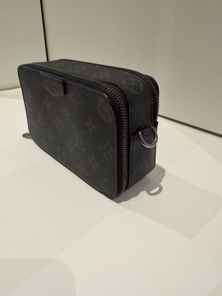 Portafogli: Louis Vuitton, Alpha Wearable Wallet NM (Eclipse Monogram) – Nuovo (secondo la descrizione) da Richterswil venduto da jam_rwv8 2