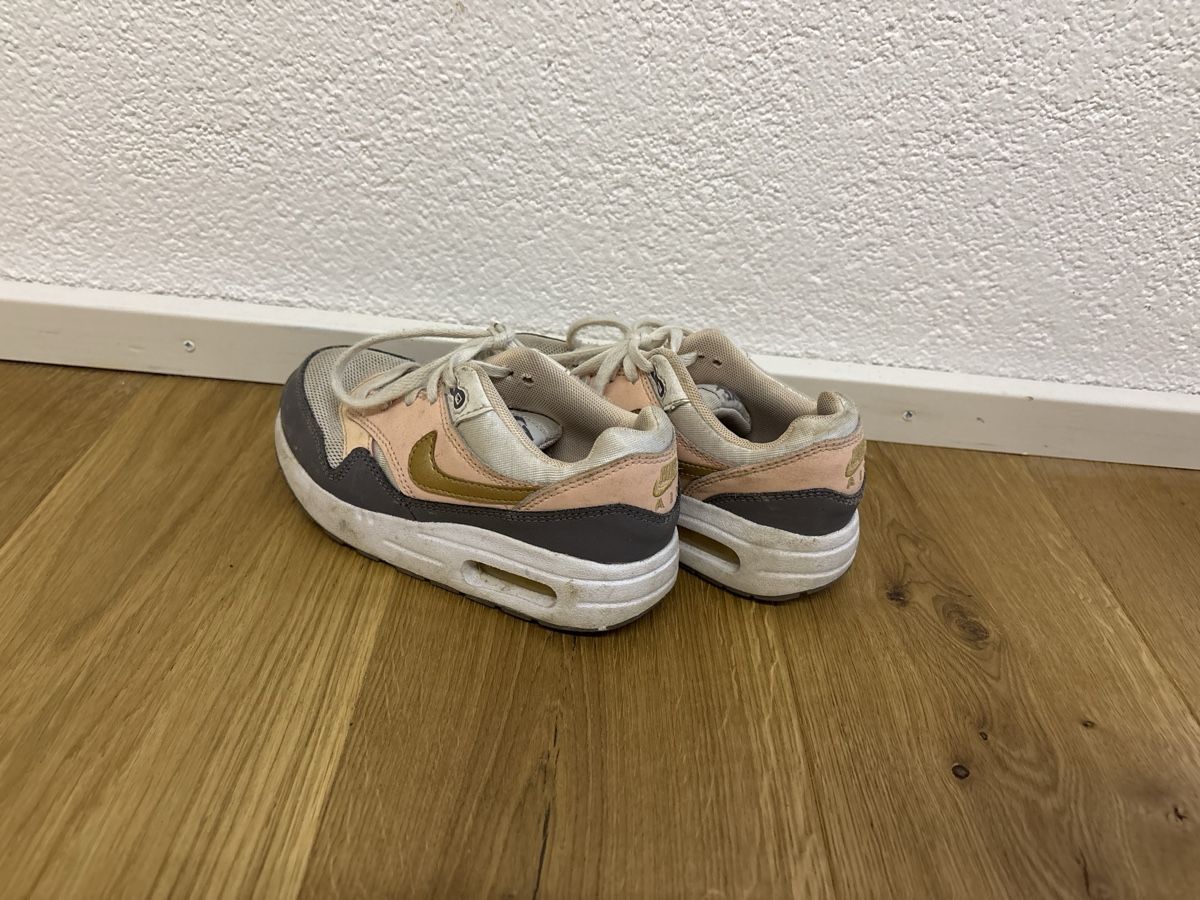 Nike Scarpe per ragazze: Nike Air Max Kinder Schuhe Gr. 29.5 rosa/grau – Usato da Solothurn venduto da Jfk 1