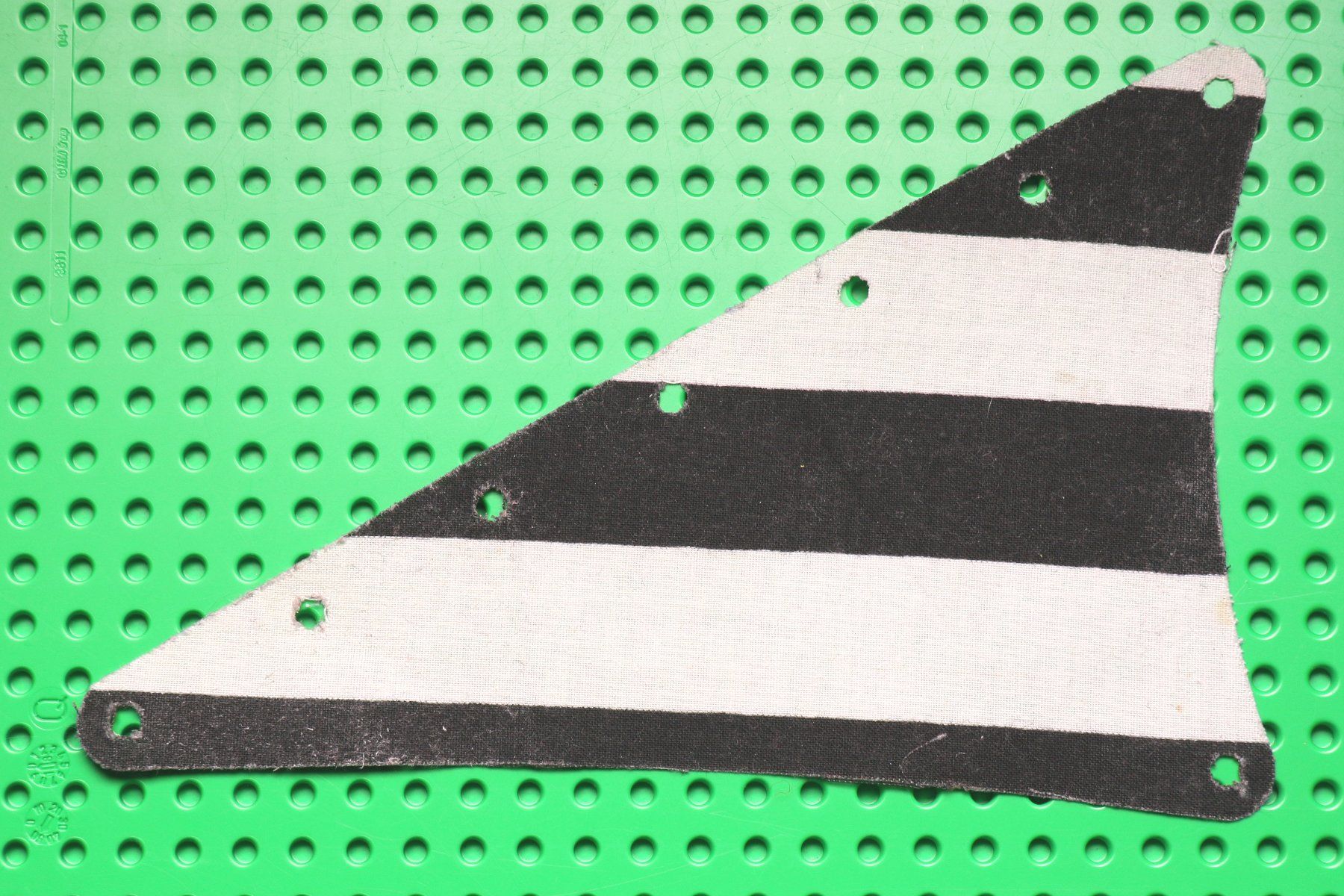 Lego Spielzeuge: LEGO® Cloth Sail Triangular 15 x 22 with Black Thick Stripe – Gebraucht aus Hettlingen von Scholi99